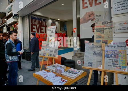 Istanbul, Turquie. 15 avril, 2017. Istanbul un jour avant le référendum. La campagne électorale, aujourd'hui dans le sprint final. Credit : Franz Perc/Alamy Live News Banque D'Images