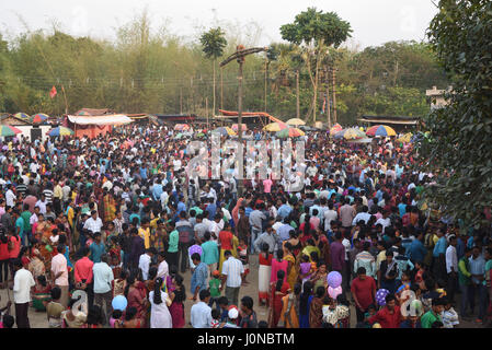 Burdwan,West-Bengal,Inde. 14 avr, 2017- foule vue de Charak Puja festival sur le dernier jour du calendrier,Bengali dévots gens en suspens sur la corde avec des crochets à l'arrière, . C'est un festival de la pénitence dédié à Shiva, le dieu Hindou hindou religieux qui suivent cet événement . Banque D'Images