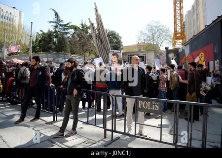 Istanbul, Turquie. 15 avril, 2017. Istanbul un jour avant le référendum. La campagne électorale, aujourd'hui dans le sprint final. Credit : Franz Perc/Alamy Live News Banque D'Images