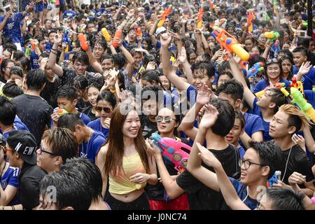 Kuala Lumpur, Malaisie. Apr 15, 2017. Les gens se rassemblent pour Songkran Festival Musique 2017 célébrations dans Kuala Lumpur, Malaisie, le 14 avril 2017. Crédit : Chris Jung/ZUMA/Alamy Fil Live News Banque D'Images