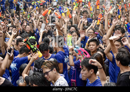 Kuala Lumpur, Malaisie. Apr 15, 2017. Les gens se rassemblent pour Songkran Festival Musique 2017 célébrations dans Kuala Lumpur, Malaisie, le 14 avril 2017. Crédit : Chris Jung/ZUMA/Alamy Fil Live News Banque D'Images