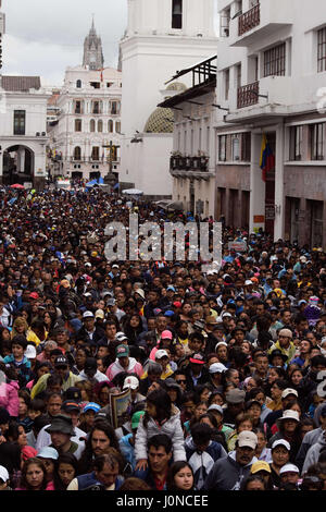 Quito, Pichincha, Equateur. 14 avr, 2017. À Quito est célébré la 56e édition de la procession du Jésus de la grande puissance, dans des centaines de pénitents participer la procession accompagnée par cucuruchos et plusieurs personnages, le point de départ est l'église de San Francisco, à Quito, Équateur, le vendredi 14 avril 2017. Credit : Lisette Lara/NOC Photos/ZUMA/Alamy Fil Live News Banque D'Images