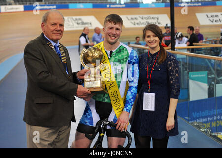 Londres, Royaume-Uni. 14 avril, 2017. Jonathan Mitchell (Billy) qui reçoit la Cycles Bisland pour trophée pour avoir remporté le Sprint International ouvert au final les comtés du sud de l'Union Cyclisme Cyclisme sur Piste Vendredi Saint Rencontrez de Jan Somerfield (SCCU Président), Lee Valley Velodrome, Londres, Royaume-Uni. La réunion du Vendredi saint est un établissement emblématique et unique événement de cyclisme sur piste qui a eu lieu au Royaume-Uni qui a un 114 ans d'histoire. Comme le seul événement d'entrée de la piste cyclable, elle voit les cavaliers amateurs et professionnels en concurrence les uns à côté des autres sur la même piste. Crédit : Michael Preston/Alamy Live News Banque D'Images