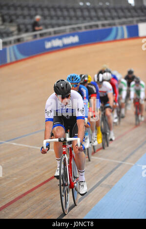 Londres, Royaume-Uni. 14 avril, 2017. Courses Cyclistes autour de Lee Valley Velodrome pendant les comtés du sud de l'Union Cyclisme Cyclisme sur Piste Vendredi Saint Rencontrez, Londres, Royaume-Uni. La réunion du Vendredi saint est un établissement emblématique et unique événement de cyclisme sur piste qui a eu lieu au Royaume-Uni qui a un 114 ans d'histoire. Comme le seul événement d'entrée de la piste cyclable, elle voit les cavaliers amateurs et professionnels en concurrence les uns à côté des autres sur la même piste. Crédit : Michael Preston/Alamy Live News Banque D'Images