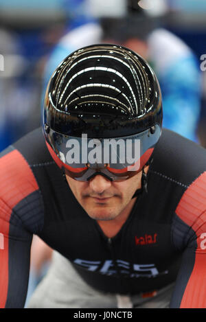 Londres, Royaume-Uni. 14 avril, 2017. Un cycliste en préchauffage à Lee Valley Velodrome pendant les comtés du sud de l'Union Cyclisme Cyclisme sur Piste Vendredi Saint Rencontrez, Londres, Royaume-Uni. La réunion du Vendredi saint est un établissement emblématique et unique événement de cyclisme sur piste qui a eu lieu au Royaume-Uni qui a un 114 ans d'histoire. Comme le seul événement d'entrée de la piste cyclable, elle voit les cavaliers amateurs et professionnels en concurrence les uns à côté des autres sur la même piste. Crédit : Michael Preston/Alamy Live News Banque D'Images