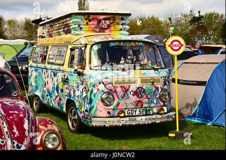 Royaume-uni Angleterre Shropshire Oswestry samedi de Pâques 15 avril 2017 classique sur les camping-cars Volkswagen montrent à l'assemblée annuelle des types de bus festival week-end il l'Oswestry showground sur Easter Bank Holiday samedi. Des centaines de l'emblématique véhicules ont défilé dans la petite ville pour le premier festival de la saison VW Show 2017 Credit : Keith morris/Alamy Live News Banque D'Images