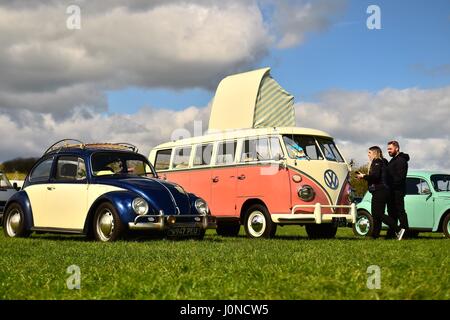 Royaume-uni Angleterre Shropshire Oswestry samedi de Pâques 15 avril 2017 classique sur les camping-cars Volkswagen montrent à l'assemblée annuelle des types de bus festival week-end il l'Oswestry showground sur Easter Bank Holiday samedi. Des centaines de l'emblématique véhicules ont défilé dans la petite ville pour le premier festival de la saison VW Show 2017 Credit : Keith morris/Alamy Live News Banque D'Images