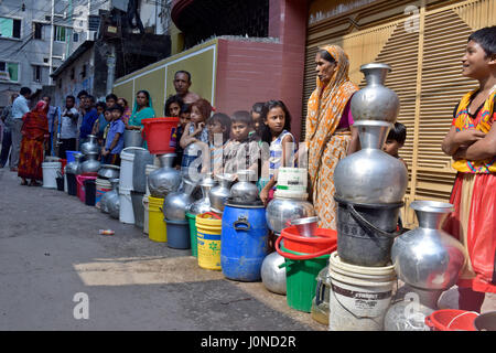 Dhaka, Bangladesh. Apr 15, 2017. Un des résidents de Nakhal Para à Dhaka, Bangladesh, attendre pour recueillir l'eau d'une source d'eau. Crise de l'eau a tourné dans la capitale aiguë faisant vie des citadins un pur la misère. Les résidents ont affirmé que l'eau fournie par l'eau et de l'assainissement de Dhaka (WASA) a été insuffisante et, dans certaines régions, l'adduction d'eau était aussi trop polluées et impropres à la consommation. Credit : SK Hasan Ali/Alamy Live News Banque D'Images