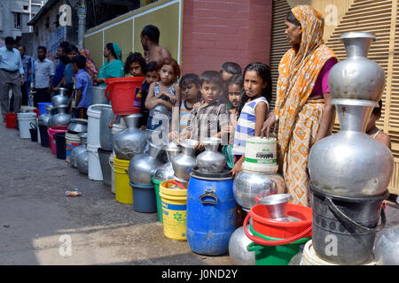 Dhaka, Bangladesh. Apr 15, 2017. Un des résidents de Nakhal Para à Dhaka, Bangladesh, attendre pour recueillir l'eau d'une source d'eau. Crise de l'eau a tourné dans la capitale aiguë faisant vie des citadins un pur la misère. Les résidents ont affirmé que l'eau fournie par l'eau et de l'assainissement de Dhaka (WASA) a été insuffisante et, dans certaines régions, l'adduction d'eau était aussi trop polluées et impropres à la consommation. Credit : SK Hasan Ali/Alamy Live News Banque D'Images