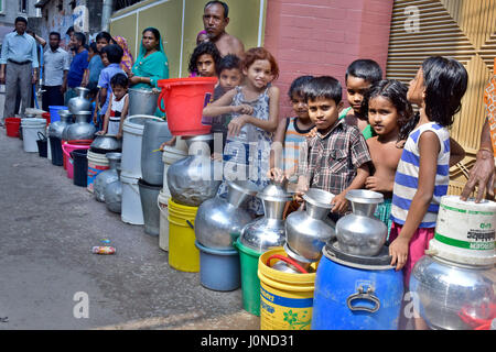 Dhaka, Bangladesh. Apr 15, 2017. Un des résidents de Nakhal Para à Dhaka, Bangladesh, attendre pour recueillir l'eau d'une source d'eau. Crise de l'eau a tourné dans la capitale aiguë faisant vie des citadins un pur la misère. Les résidents ont affirmé que l'eau fournie par l'eau et de l'assainissement de Dhaka (WASA) a été insuffisante et, dans certaines régions, l'adduction d'eau était aussi trop polluées et impropres à la consommation. Credit : SK Hasan Ali/Alamy Live News Banque D'Images