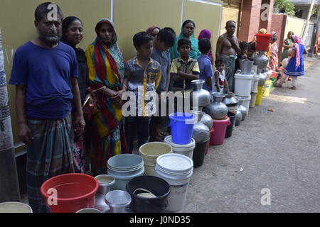 Dhaka, Bangladesh. Apr 15, 2017. Un des résidents de Nakhal Para à Dhaka, Bangladesh, attendre pour recueillir l'eau d'une source d'eau. Crise de l'eau a tourné dans la capitale aiguë faisant vie des citadins un pur la misère. Les résidents ont affirmé que l'eau fournie par l'eau et de l'assainissement de Dhaka (WASA) a été insuffisante et, dans certaines régions, l'adduction d'eau était aussi trop polluées et impropres à la consommation. Credit : SK Hasan Ali/Alamy Live News Banque D'Images