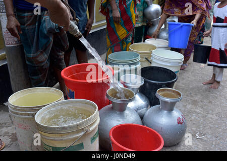 Dhaka, Bangladesh. Apr 15, 2017. Les résidents de Nakhal Para à Dhaka, Bangladesh, de recueillir l'eau d'une source d'eau. Crise de l'eau a tourné dans la capitale aiguë faisant vie des citadins un pur la misère. Les résidents ont affirmé que l'eau fournie par l'eau et de l'assainissement de Dhaka (WASA) a été insuffisante et, dans certaines régions, l'adduction d'eau était aussi trop polluées et impropres à la consommation. Credit : SK Hasan Ali/Alamy Live News Banque D'Images