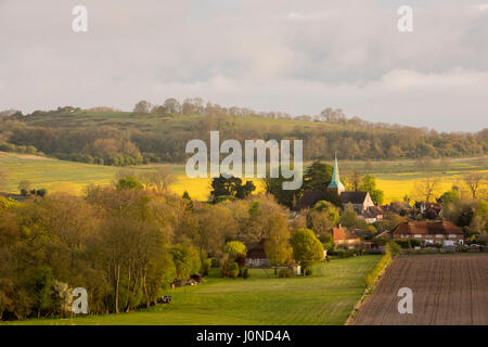 La lumière du matin sur le village de South Harting, West Sussex éclaire la flèche de l'église de St Mary et St Gabriel Banque D'Images