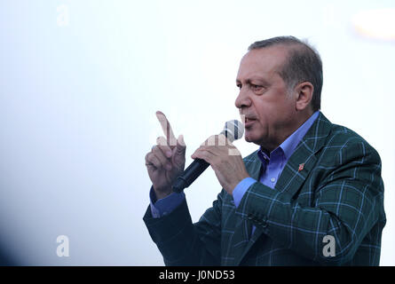 Istanbul, Turquie. Apr 15, 2017. Le Président turc, Recep Tayyip Erdogan, prononce un discours lors d'un événement pour fermer la campagne électorale à Sariyer, près d'Istanbul, Turquie, 15 avril 2017. Les électeurs turcs se rendront aux urnes pour se prononcer sur un amendement constitutionnel en vue de l'introduction d'un système présidentiel, qui donnerait plus de pouvoir au Président Erdogan. Photo : Michael Kappeler/dpa/Alamy Live News Banque D'Images