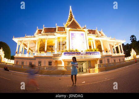 Le palais a été construit après le roi Norodom a déménagé la capitale royale d'Oudong à Phnom Penh, dans le milieu du 19ème siècle. Il a été construit au sommet d'une ancienne citadelle appelée banteay kev. Il fait face à l'Est et est situé à l'ouest de la croix de la rivière Tonle Sap et le Mékong appelé chaktomuk (une allusion à brahma). Banque D'Images