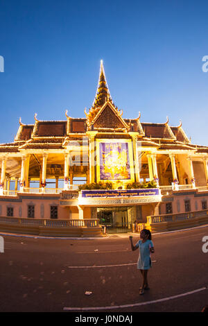 Le palais a été construit après le roi Norodom a déménagé la capitale royale d'Oudong à Phnom Penh, dans le milieu du 19ème siècle. Il a été construit au sommet d'une ancienne citadelle appelée banteay kev. Il fait face à l'Est et est situé à l'ouest de la croix de la rivière Tonle Sap et le Mékong appelé chaktomuk (une allusion à brahma). Banque D'Images