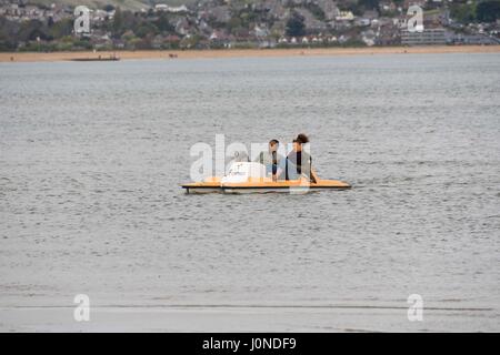 Weymouth, Dorset, UK. 15 avril 2017. Météo britannique. Les vacanciers appréciant un pédalo à la station balnéaire de Weymouth, dans le Dorset sur cool image. Crédit photo : Graham Hunt/Alamy Live News Banque D'Images