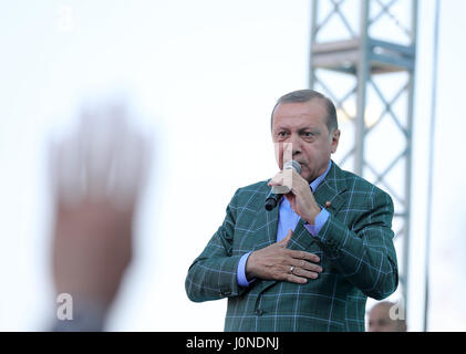 Istanbul, Turquie. Apr 15, 2017. Le Président turc, Recep Tayyip Erdogan, prononce un discours lors d'un événement pour fermer la campagne électorale à Sariyer, près d'Istanbul, Turquie, 15 avril 2017. Les électeurs turcs se rendront aux urnes pour se prononcer sur un amendement constitutionnel en vue de l'introduction d'un système présidentiel, qui donnerait plus de pouvoir au Président Erdogan. Photo : Michael Kappeler/dpa/Alamy Live News Banque D'Images