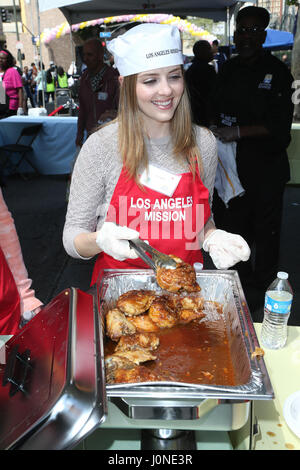 Los Angeles, CA, USA. 14 avr, 2017. 14 avril 2017 - Los Angeles, Californie - Jen Lilley. La mission de Los Angeles Célébration de Pâques pour les sans-abri. Photo Credit : Crédit : AdMedia AdMedia/ZUMA/Alamy Fil Live News Banque D'Images