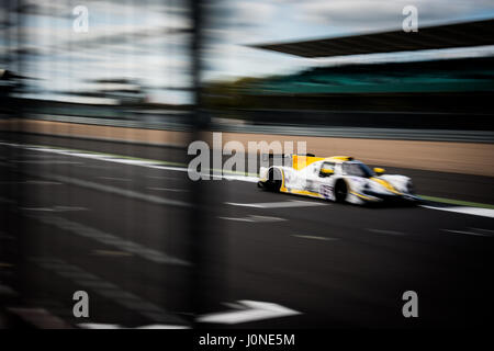 Towcester, Northamptonshire, Angleterre. 15 avril, 2017. ELMS racing team RLR Msport disques durs pendant 4 heures de Silverstone du Le Mans Series Europian au circuit de Silverstone (photo de Gergo Toth / Alamy Live News) Banque D'Images