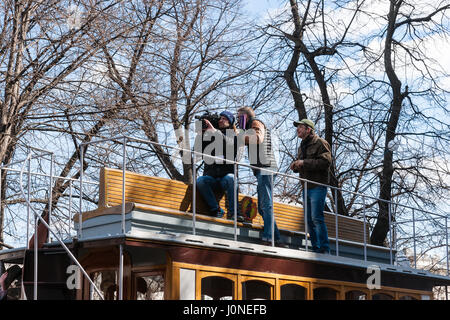 Moscou, Russie. Samedi, 15 avril, 2017. Show Tramway et défilé a lieu à Moscou afin de célébrer 118 ans de rue voiture ville service. Personnes visitent Chistoprudny boulevard (étang) propre à voir et inspecter en personne l'ancien et le nouveau voitures de rues et même et exemple d'un tramway à chevaux vintage. Street car service a été présenté à Moscou en 1899. La rue de Moscou est 417 km (259 ml) de long aujourd'hui. Chaque jour, environ 650 voitures de rues servir 47 itinéraires. Rapports de l'équipe de elevision non identifiés le toit d'une ancienne rue voiture tirée par des chevaux. © Alex's Pictures/Alamy Live News Banque D'Images