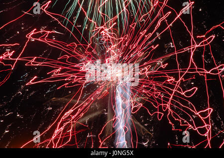 D'artifice qui explose dans le ciel Banque D'Images