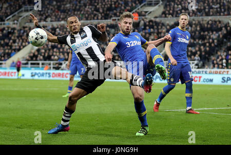 Le Leeds United Charlie Taylor (à droite) et du Newcastle United Yoan Gouffran (à gauche) bataille pour la balle durant le match de championnat à Sky Bet St James' Park, Newcastle. Banque D'Images