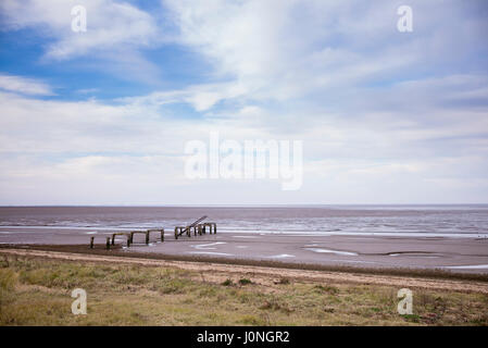 Plage vide et de l'Aine pour le contrôle des vagues au rivage à King's Lynn dans North Norfolk, UK Banque D'Images