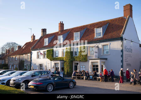 L'Hoste Arms public house ( pub ) bar et restaurant au Burnham Market in North Norfolk, UK Banque D'Images