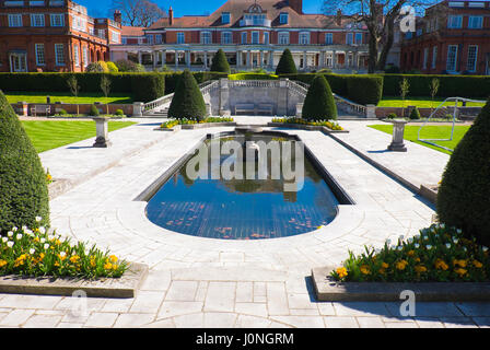 Un Georgian arbour et terrasse dans le jardin de la colline avec vue panoramique sur Hampstead Heath Banque D'Images