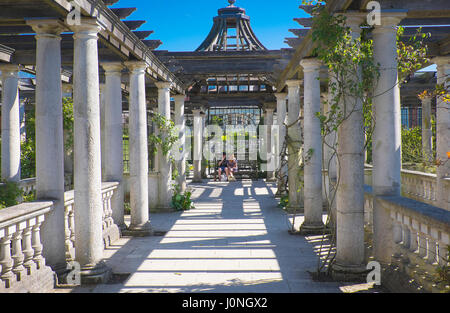 Un Georgian arbour et terrasse dans le jardin de la colline avec vue panoramique sur Hampstead Heath Banque D'Images