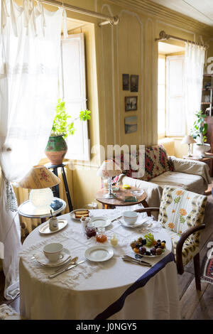 Set de table pour le petit-déjeuner repas dans l'élégante salle à manger de l''Hotel Corps de Garde, à St Martin de Re, Ile de Re, France Banque D'Images