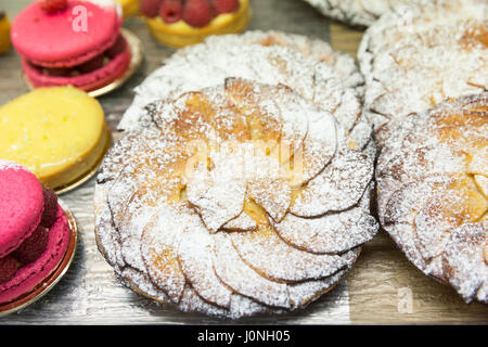 Tarte aux pommes et macarons cuits au four français en vente sur le marché alimentaire de l'Ile de Ré, France Banque D'Images