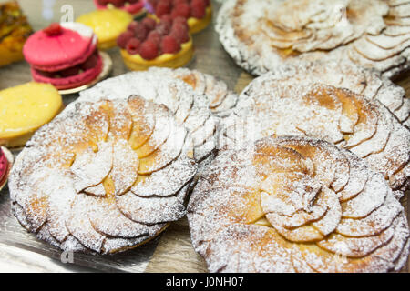 Tarte aux pommes et macarons cuits au four français en vente sur le marché alimentaire de l'Ile de Ré, France Banque D'Images