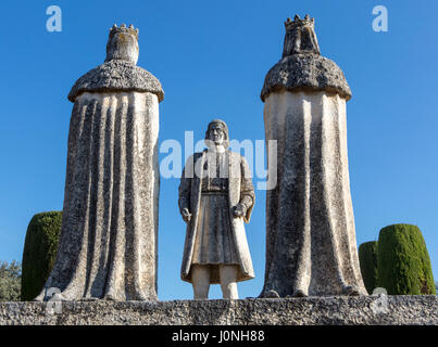 Une statue montrant Ferdinand et Isabelle, les souverains de l'Espagne au xve siècle, Christophe Colomb à l'alcazar de Cordoue avant Colomb sail Banque D'Images