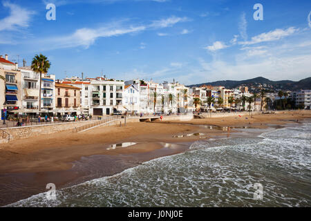 Les toits de la ville de Sitges en Espagne, Platja Sant Sebastià à plage Mer Méditerranée Banque D'Images