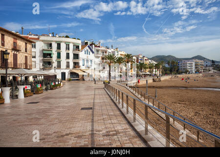 Sitges Resort Ville côtière en Espagne, promenade le long de la plage Platja Sant Sebastia Banque D'Images