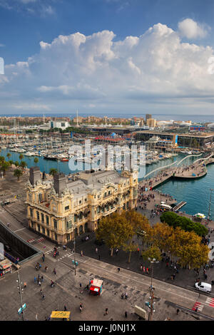 La ville de Barcelone, vue aérienne sur le Port Vell marina, Rambla de Mar promenade et des autorités portuaires, Catalogne, Espagne Banque D'Images