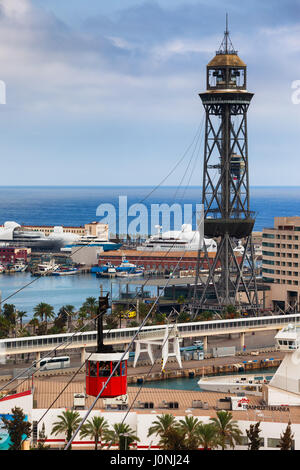 La tour Torre Jaume I à Barcelone, Espagne, ville monument, téléphérique au-dessus de Port Vell de Torre Sant Sebastia à Montjuic Banque D'Images