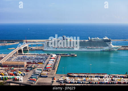 Port de Barcelone en Espagne avec des conteneurs, parking et bateau de croisière Norwegian Epic, Mer Méditerranée, vue de dessus. Banque D'Images