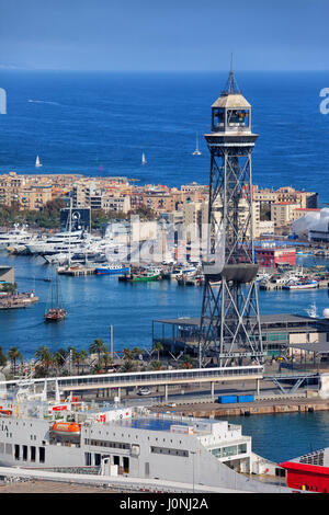 Vue sur mer de la ville de Barcelone, appartement maisons, rues le long de Port Vell, Torre Jaume I Tour de téléphérique, Mer Méditerranée Banque D'Images