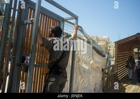 Soldat au Mur occidental parlant au poste de contrôle. Jérusalem, Israël. Banque D'Images