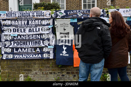 Tottenham Hotspur fans d'examiner la marchandise en vente avant le premier match de championnat à White Hart Lane, London. Banque D'Images