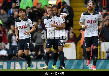 Mousa Dembele de Tottenham Hotspur (au centre à droite) célèbre le premier but de son équipe lors du match de la Premier League à White Hart Lane, Londres. APPUYEZ SUR ASSOCIATION photo. Date de la photo: Samedi 15 avril 2017. Voir PA Story FOOTBALL Tottenham. Le crédit photo devrait se lire comme suit : Victoria Jones/PA Wire. RESTRICTIONS : aucune utilisation avec des fichiers audio, vidéo, données, listes de présentoirs, logos de clubs/ligue ou services « en direct » non autorisés. Utilisation en ligne limitée à 75 images, pas d'émulation vidéo. Aucune utilisation dans les Paris, les jeux ou les publications de club/ligue/joueur unique. Banque D'Images