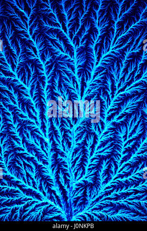 Ramification lumineux bleu motif étincelle de décharge électrique haute tension Banque D'Images