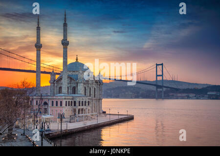 Istanbul. Image de mosquée Ortakôy avec pont du Bosphore à Istanbul pendant beau lever de soleil. Banque D'Images