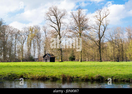 Petite grange, prairie et le fossé à country estate Boekesteyn, 's Graveland, Hollande du Nord, Pays-Bas Banque D'Images