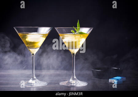 Deux cocktails avec de la marijuana sur fond noir Banque D'Images