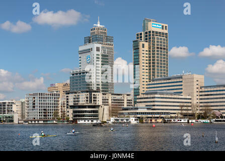 Les rameurs sur la rivière Amstel, en face de l'immeuble complexe 'de Omval", Amsterdam, Pays-Bas, Europe. Banque D'Images