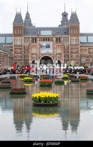 Fleurs dans l'étang en face du Rijksmuseum, avec de nombreux sites touristiques et offres spéciales Iamsterdam autour du signe. Banque D'Images